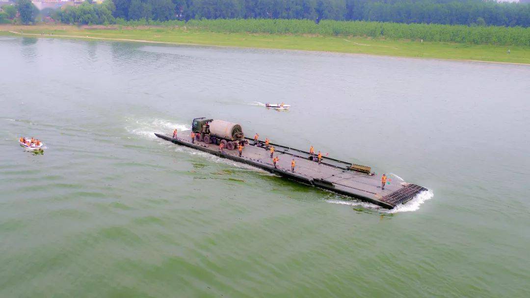 动力舟桥水上转运训练应急模块化桥训练冲锋舟水上环形编队训练冲锋舟