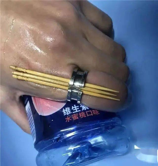 为避免切割时伤到手指,消防员先用牙签将戒指与手指分离出一定的救援