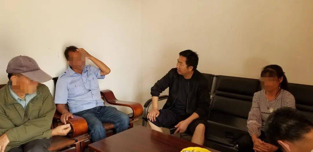 多元解纷邻里闹矛盾竟用乱石堵路看法庭如何调解化干戈