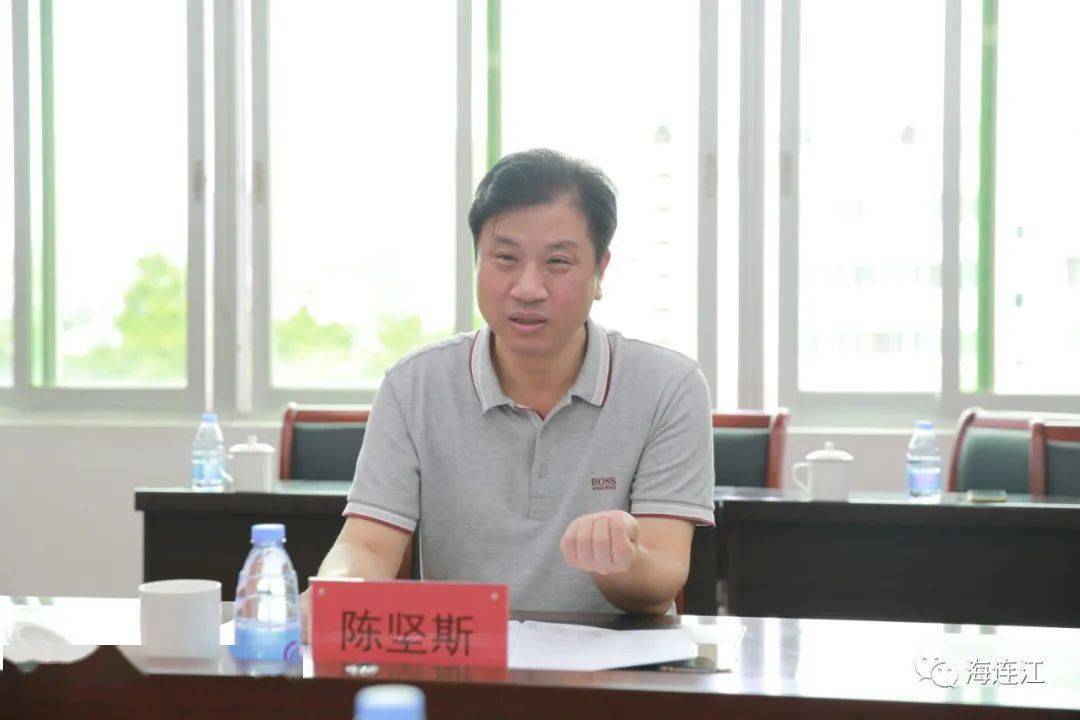 陈坚斯就如何加强教师队伍建设,提升教师待遇提出了意见建议.