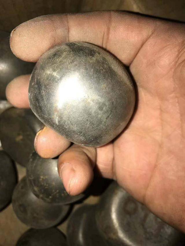 乌兹钢锭乌兹钢锭切割:现代乌兹钢刀剑的制作方法之一是通过大的整块