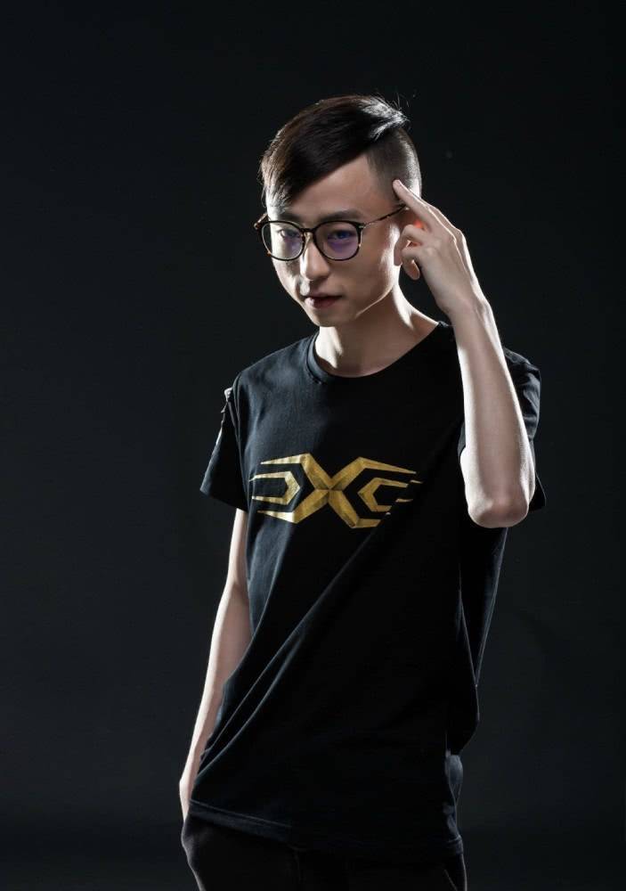 水晶哥谈有选手打职业为当网红,聊曾经工资低为李炫君付外卖钱