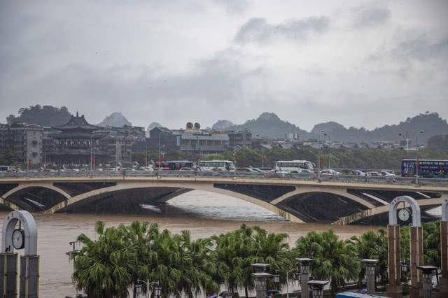 桂林市區灕江河水漫上堤岸解放橋一片汪洋下已經禁止通行