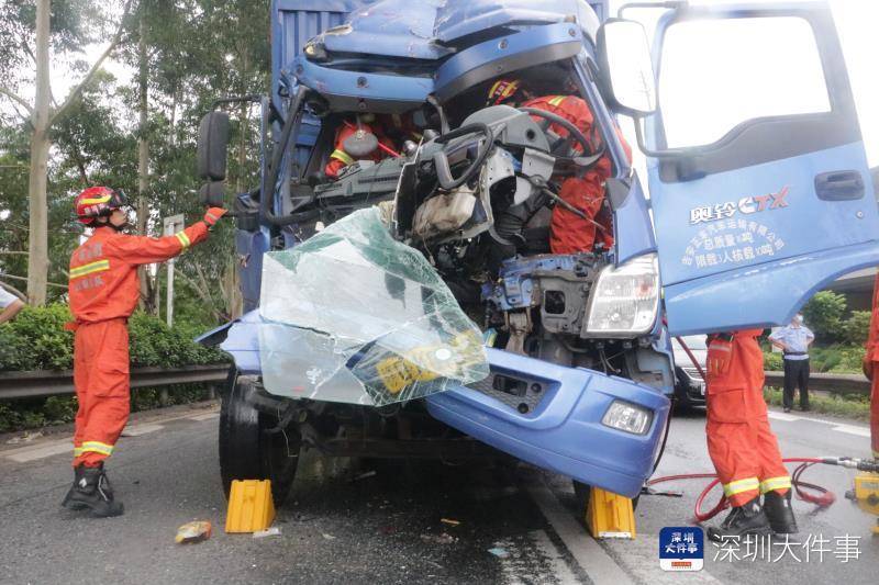 快速轉留仙大道發生一起汽車追尾事故,貨櫃車駕駛室內一名人員被困