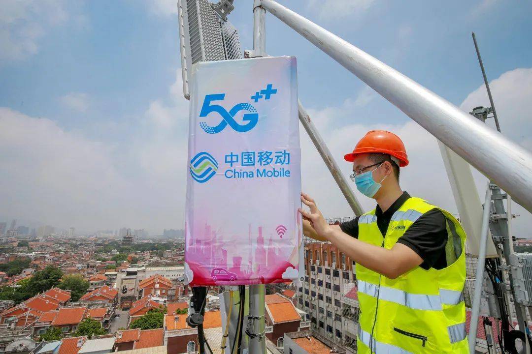 在泉州移动的施工现场,一台台5g基站整装待发,施工人员测量体温,戴上