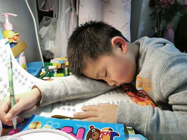 孩子作业时睡着了,减负与"变相减负"的关系如何摆正?