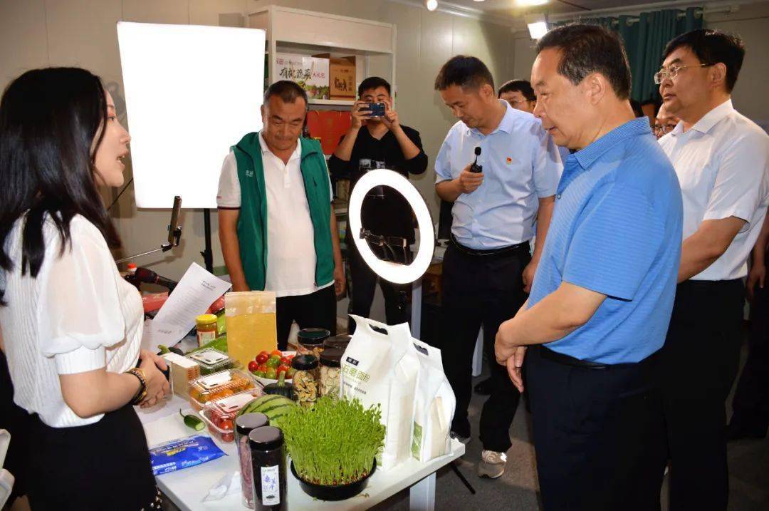 上午许昌副市长楚雷为长葛一企业直播带货
