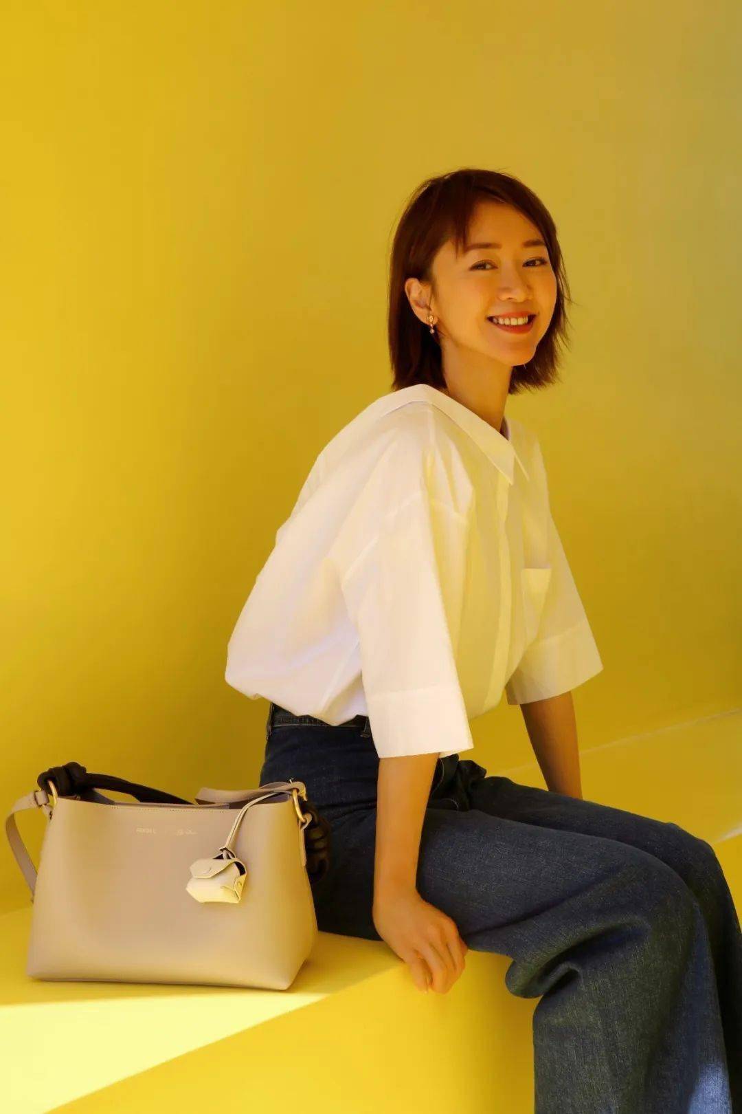 演员赵雅莉解锁新身份推出联名款女包品牌