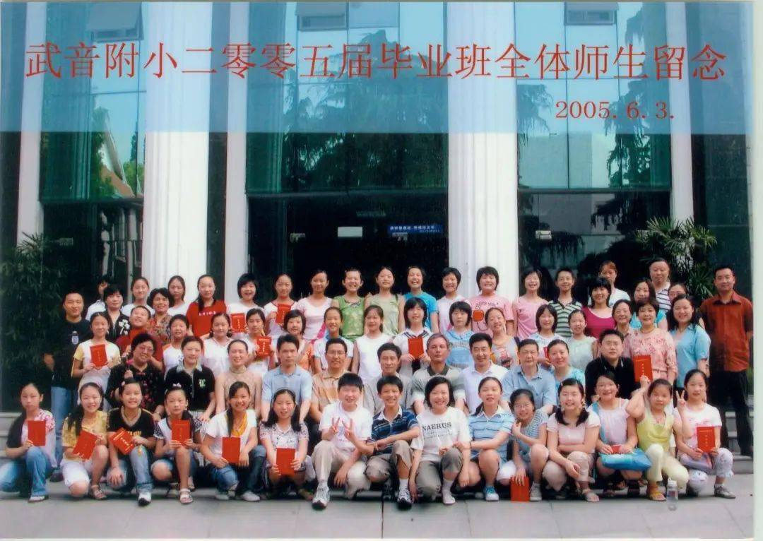1999届专科毕业生合影)更多精彩毕业照在武汉音乐学院校史馆欢迎前往