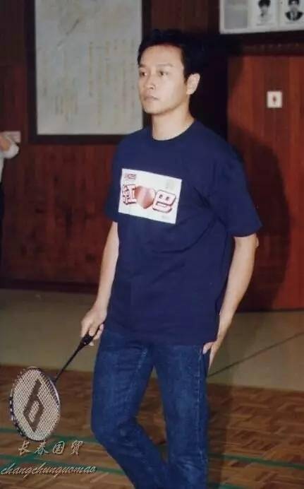 张国荣22年前旧照曝光出席活动打羽毛球活泼搞怪