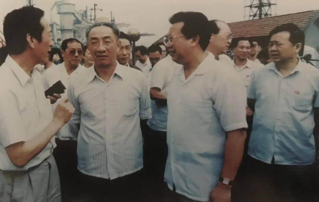 1990年11月5日,教育部长何东昌(左)视察大同中心校1988年2月17日,全国