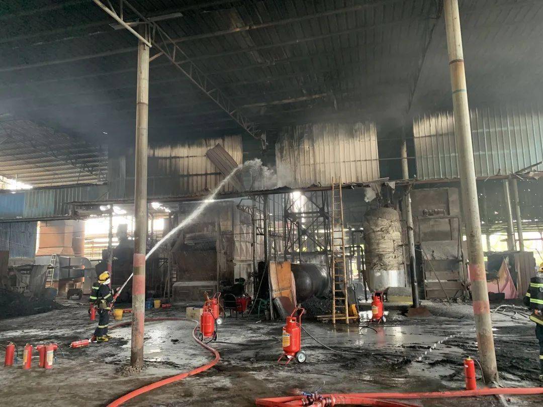 厂房一电柜起火消防员不到半小时将火扑灭