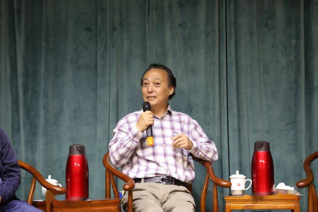 的谈起举办艺术节的缘起:"我在疫情休假期间接到了李迎东董事长的电话