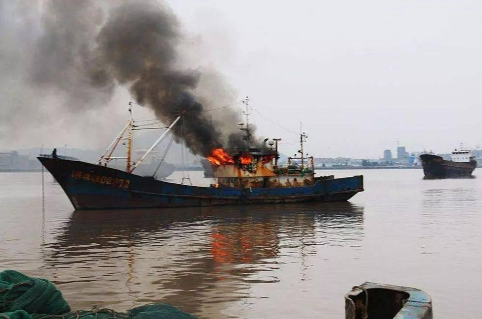 今天上午朱家尖一工程船突然冒烟起火船舶安全不可忽视