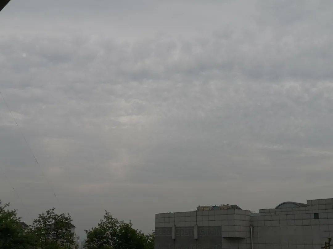 说明云中是大水滴而不是降雨,没有低云配合.