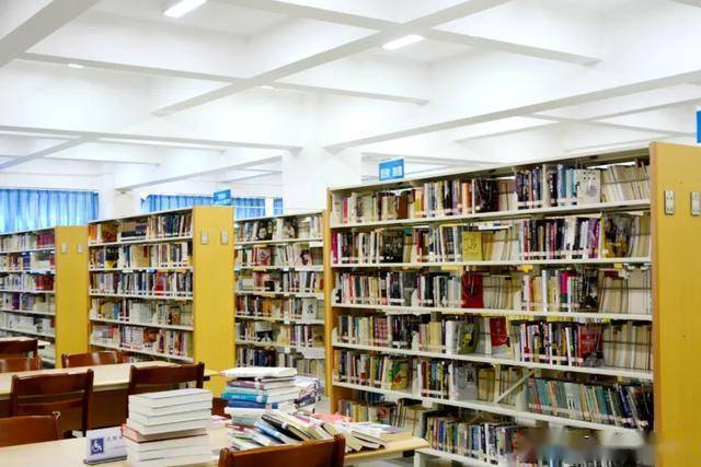 一行人先后前往西山区时代文明实践中心区图书馆,马街街道新时代文明