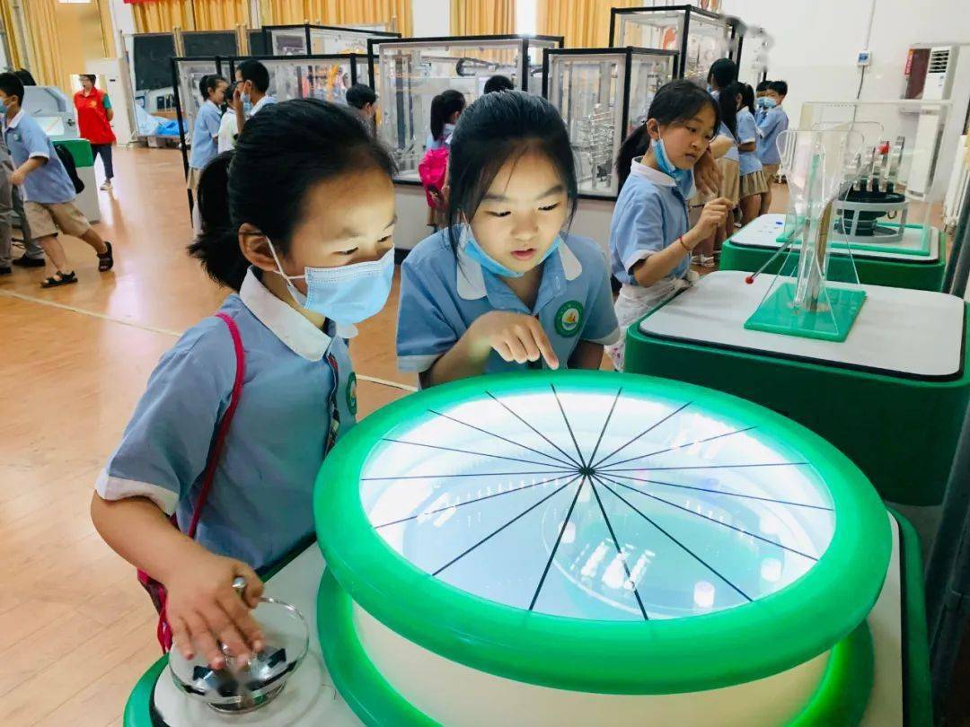 这个联动装置最壮观,也最好玩,孩子们跟着滚动的小球,跑了一圈又一圈