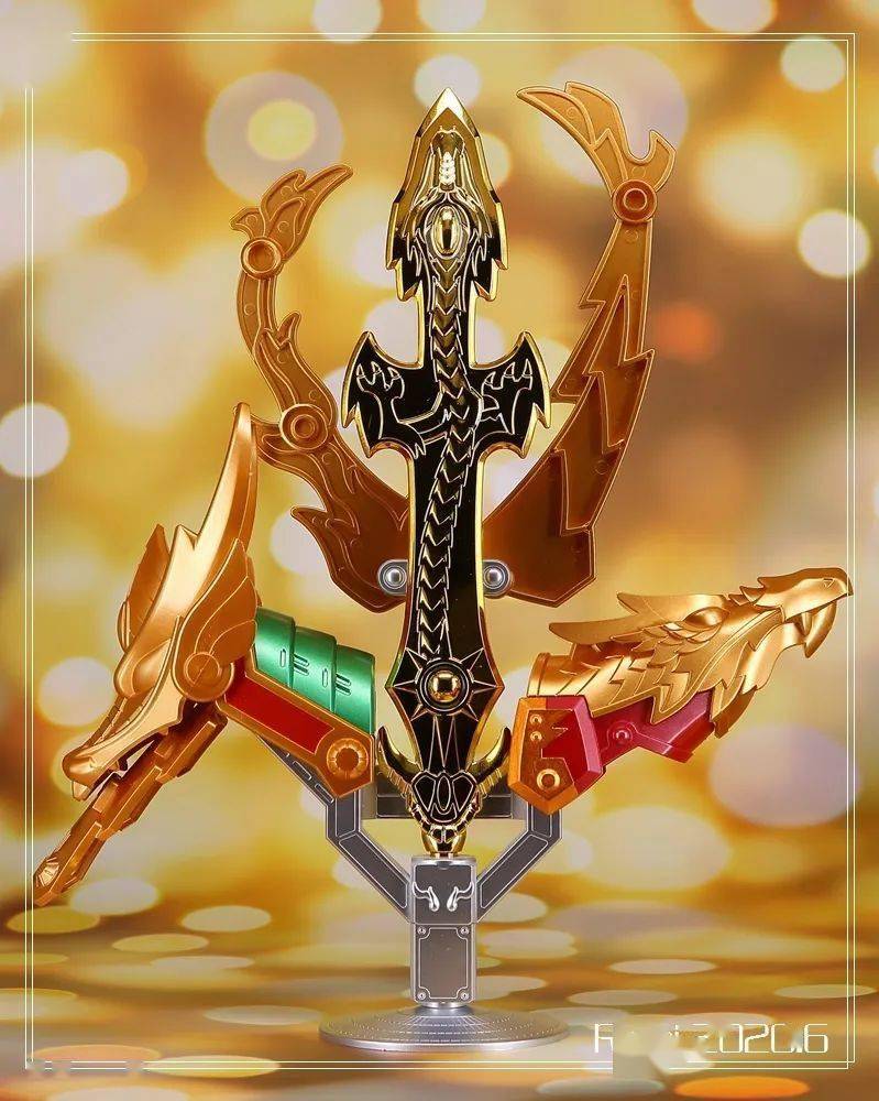 来自真关羽和真张飞的肩甲配件,以及真龙帝剑,附有专门的展示支架.