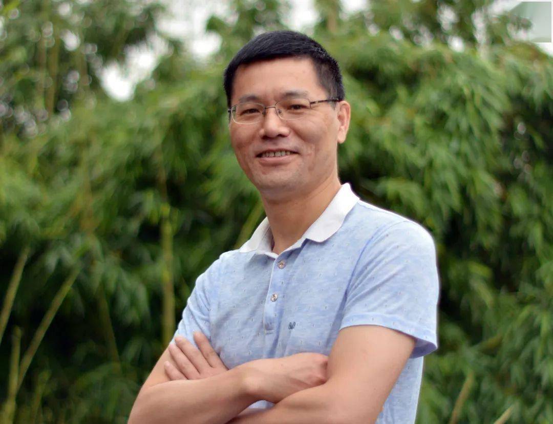 陈新华:初中教研室副主任,漳州市十佳教师,漳州市初中化学名师工作室