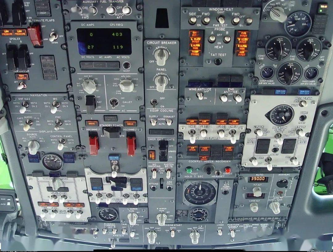 驾驶舱里的螺丝为什么都是一个朝向的?