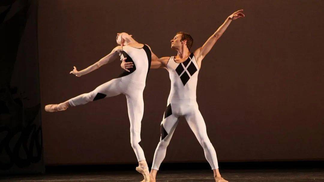 并且评论道—— "都2019年了,我们还在嘲笑男生跳芭蕾舞?