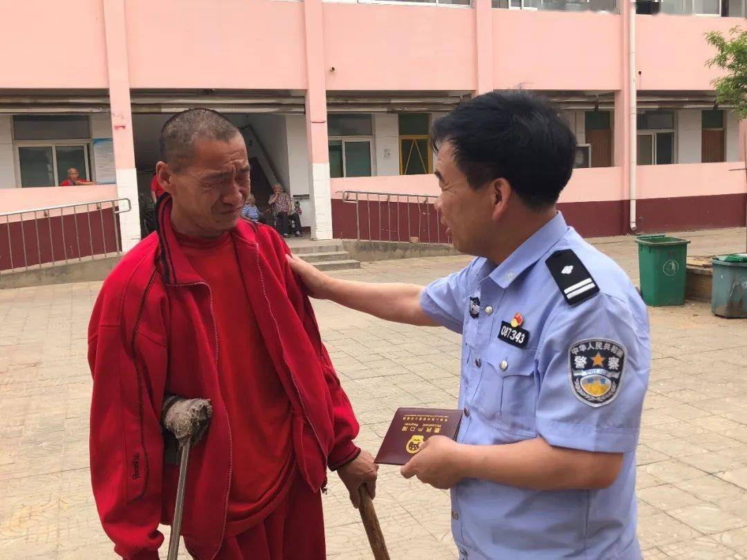 "6月9日下午,临清市公安局大辛庄派出所户籍民警刘钦臣来到大辛庄敬老