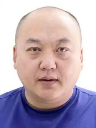 1吴成,男,户籍地:黑龙江省依兰县;2郎伟,女,系吴成妻子,户籍地:黑龙江