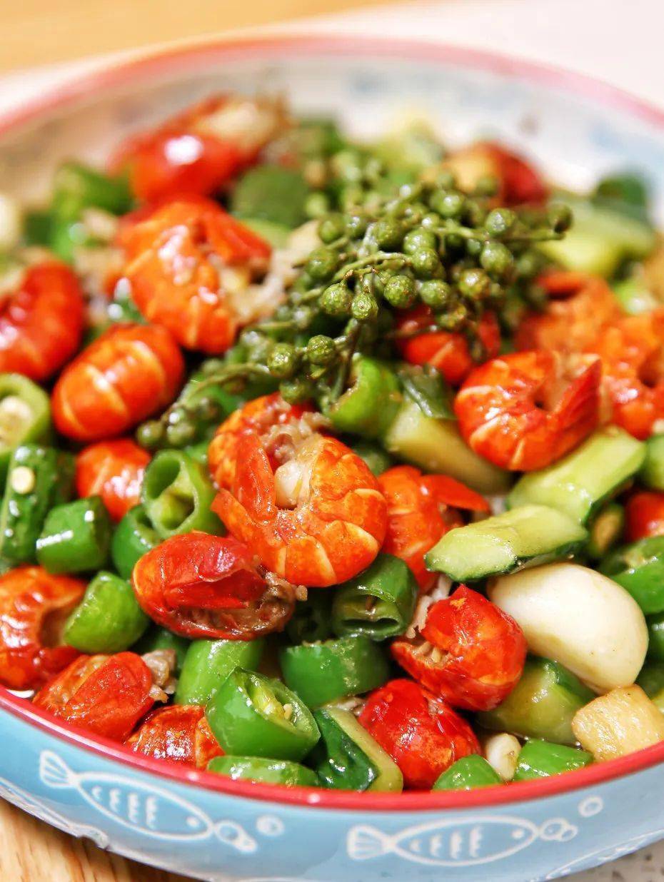 还有辣度低一些的【藤椒bobo虾】,颗颗饱满,一口一颗停不下来.