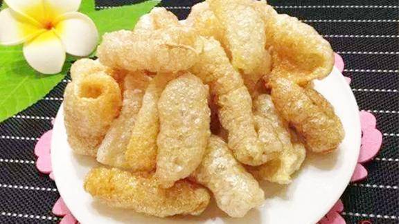 实拍广西特色小吃炸脆皮肥猪皮摇身变作美味佳肴