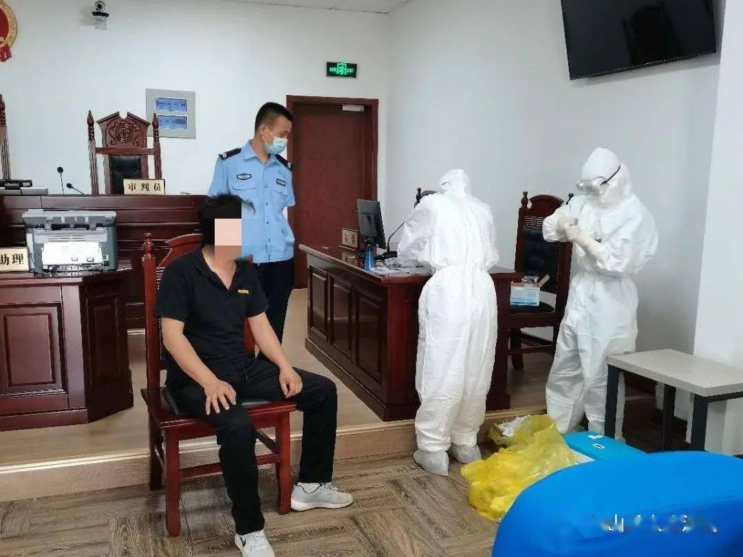 收押当天早上七点半,所有罪犯均按时到达法院,从核实