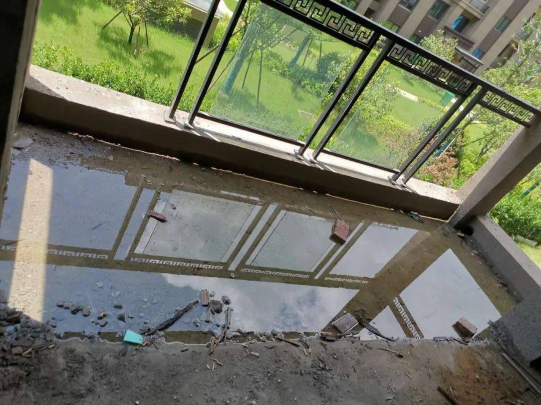 晴天坠物雨天积水中梁首府多出来的阳台成为景德镇这些业主的心病