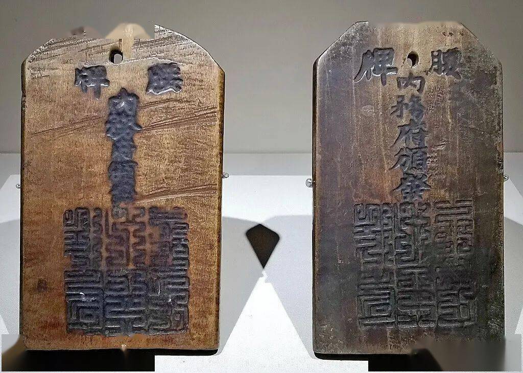 怡贤亲王胤祥第七子,袭怡亲王爵,清朝著名藏书家,诗人.