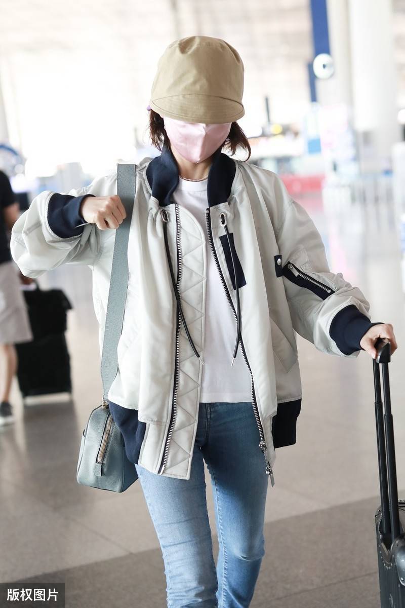 海清独自一人低调现身机场,头戴渔夫帽包裹严实