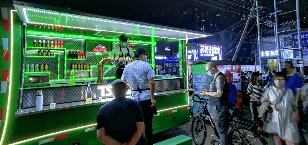 青岛啤酒走我们摆摊卖快乐去百万社区大酬宾升级02移动酒吧驶进各地