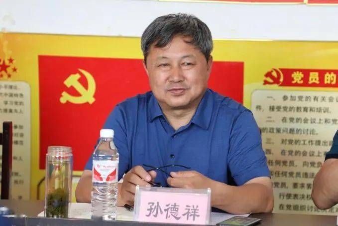 孙德祥一行在一试点村大王村召开座谈会,孙德祥认真听取了汇报,对社区