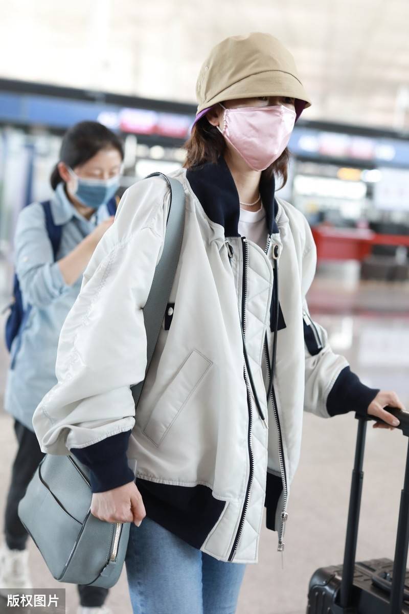 海清独自一人低调现身机场,头戴渔夫帽包裹严实