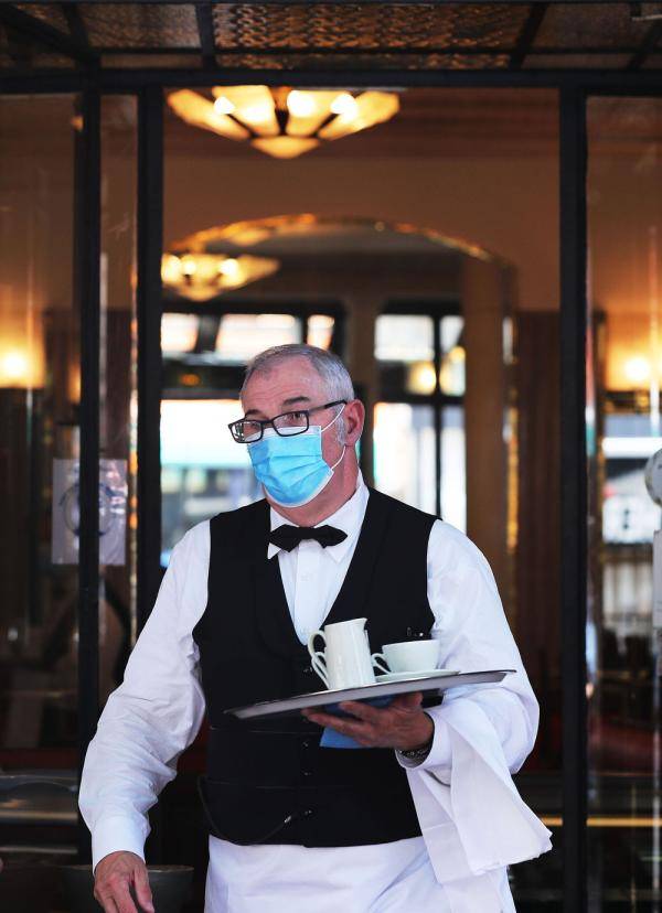 这是6月2日服务生戴口罩在法国巴黎花神咖啡馆工作的资料照片.