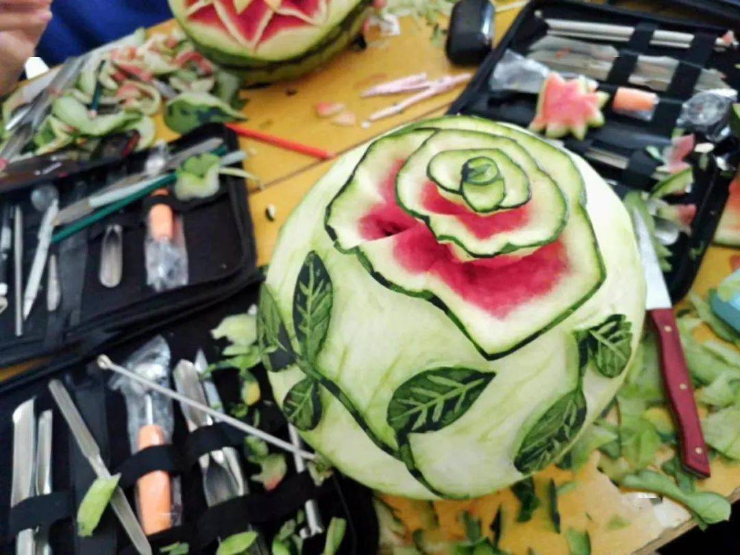 喊你吃瓜烹饪与营养专业举行西瓜雕刻技能展示比赛