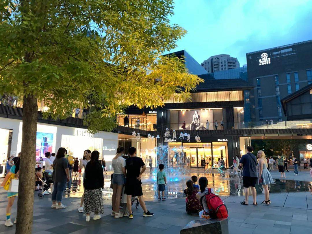 太古里的音乐喷泉有多少成年人想进去插一脚