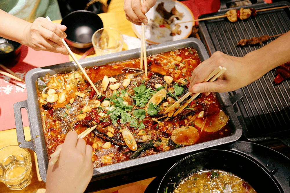 这样出过的烤鱼味道才会好再加入料酒,各种辅料烤制时不断翻动,保证