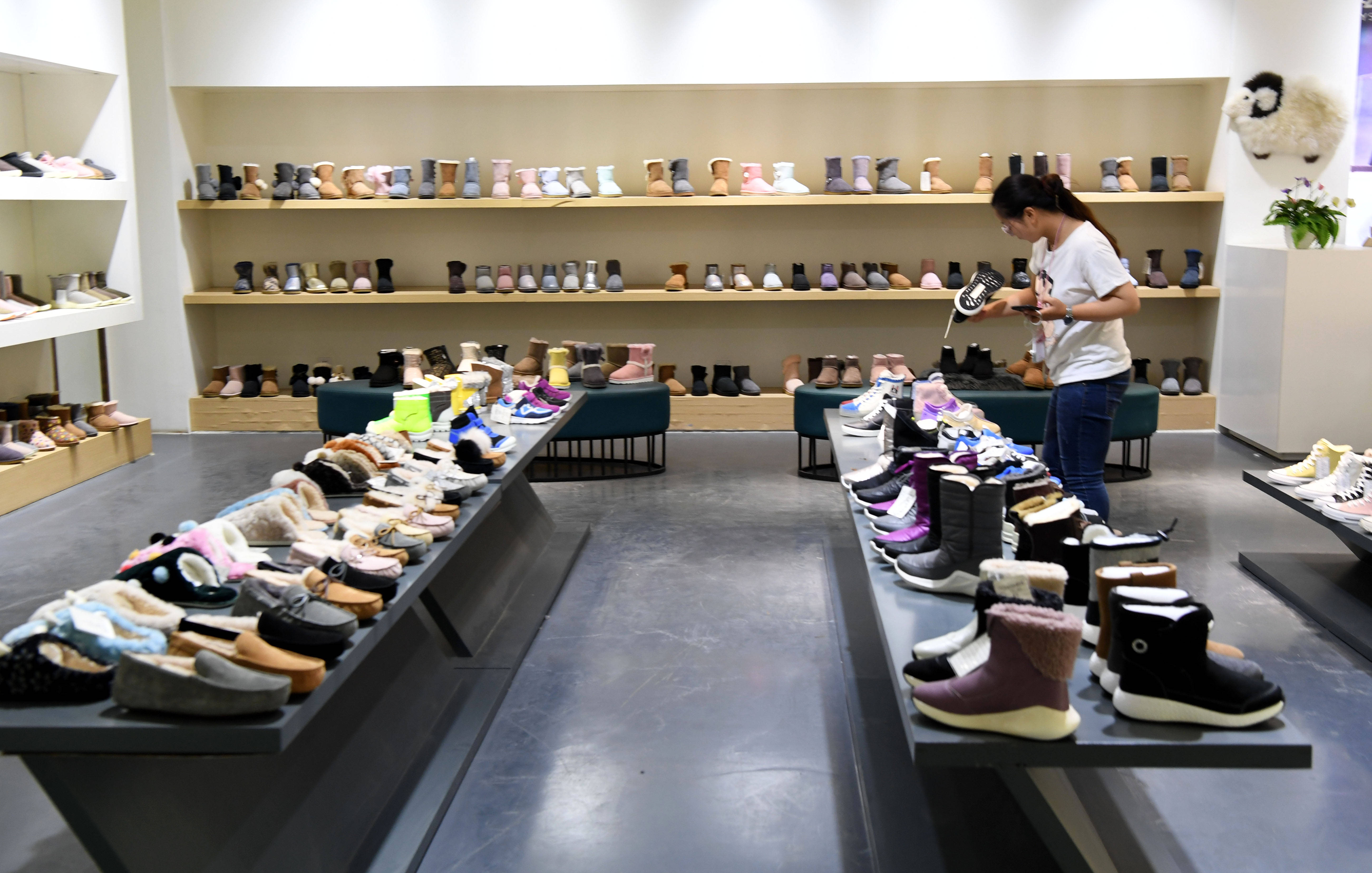 焦作市隆丰皮草企业有限公司皮鞋展厅一角(5月30日摄).