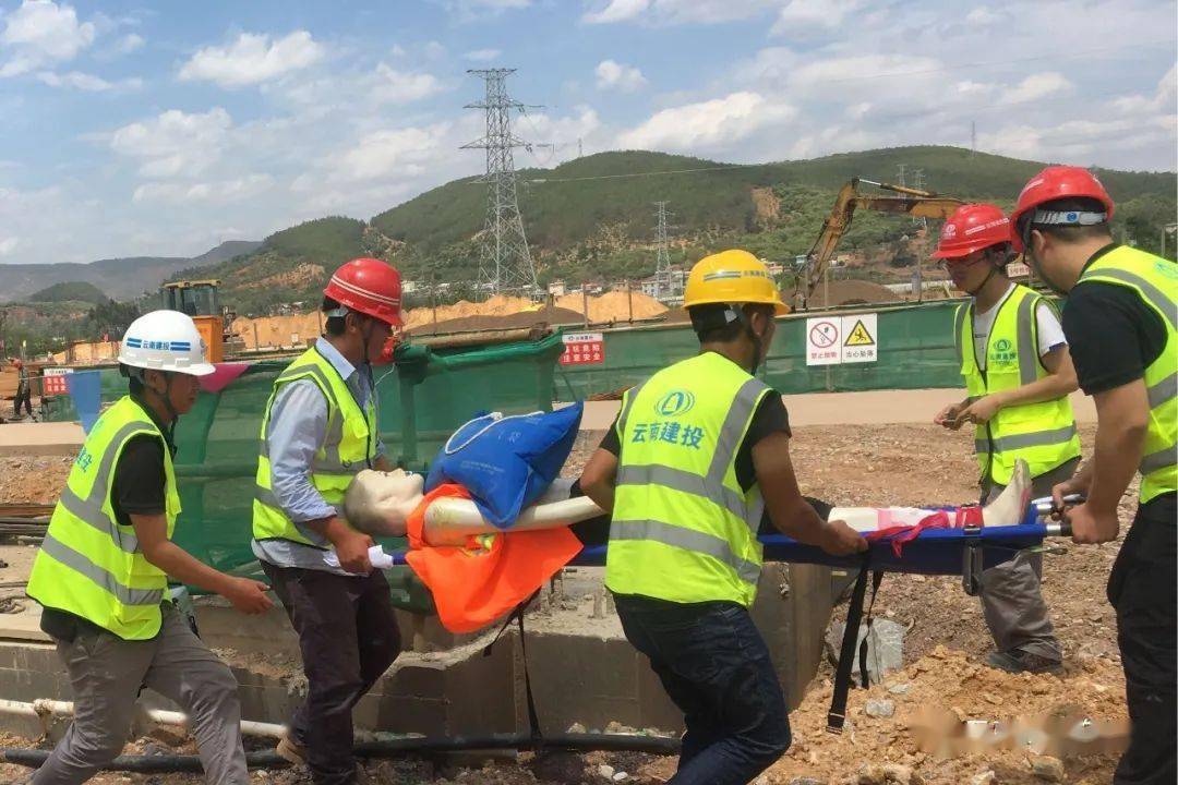 一是现场人员要汲取演练经验,提升触电高处坠落事故快速救援和应急