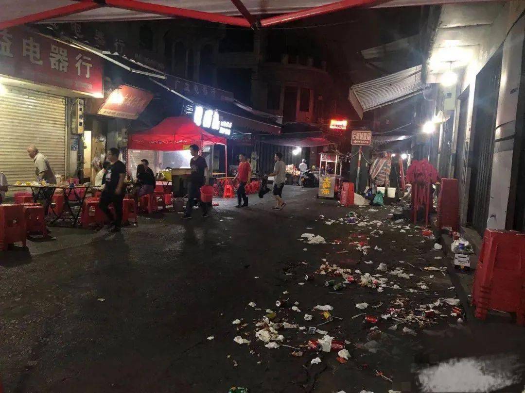 地摊经济下的狂欢留下的不只是烟火气