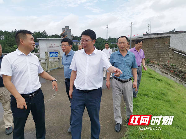 衡山县委副书记,县长蒋青(前排左二)查看新桥水库水位
