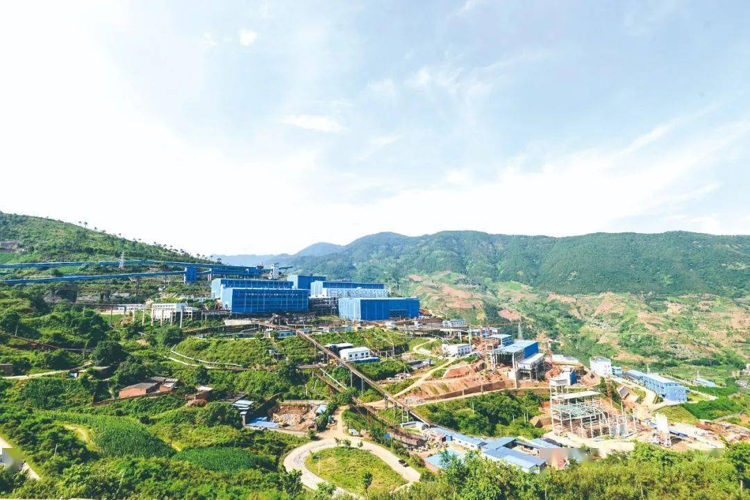 依山而建的矿业公司白马选矿厂.