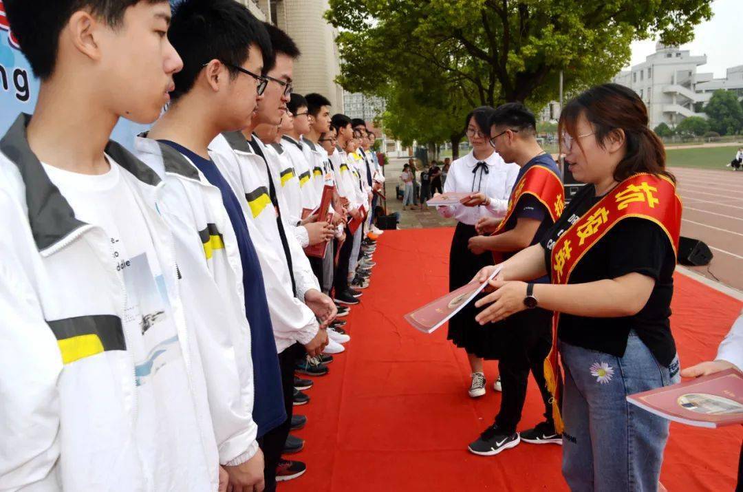 基层动态致敬最美逆行者江都中学举行抗疫英雄先进事迹报告会