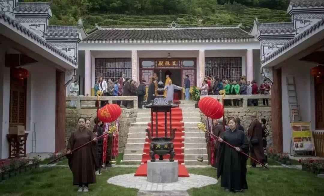 回到这日,四月初四,文殊诞辰,迎得开光盛典,我们忙碌着,看着龙泉真正
