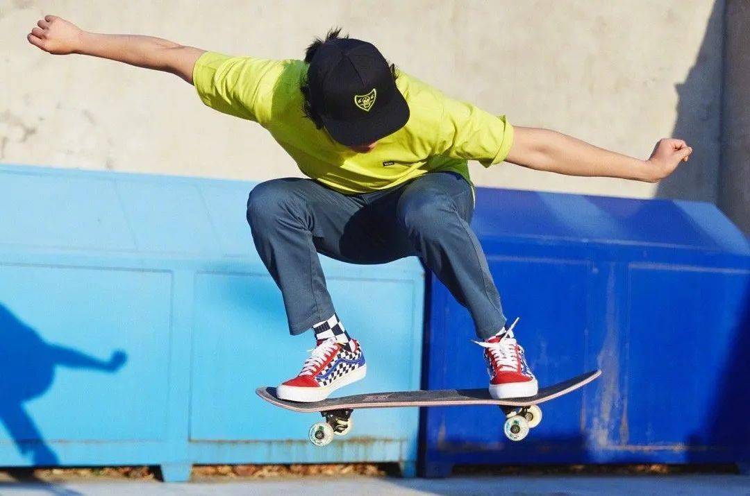 因为有玩滑板的基础,对于单板滑雪,夏雨上手很快.