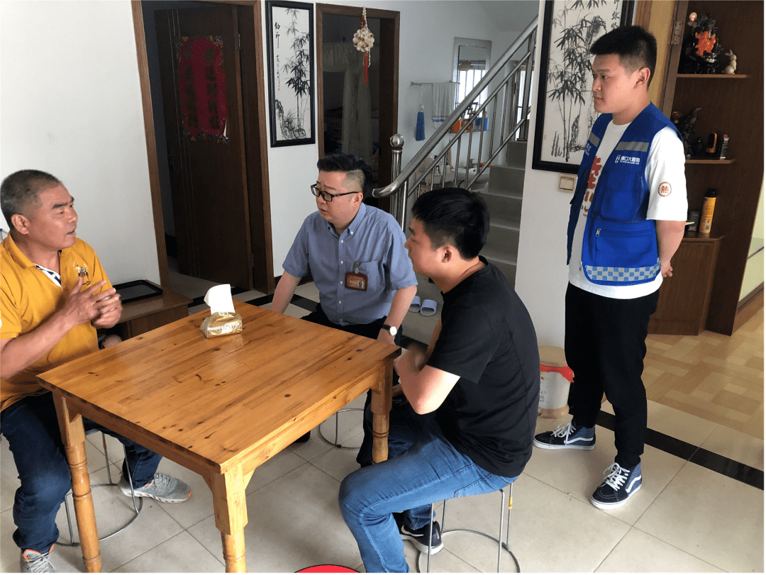 政协委员访问辖区老党员,了解党员对网格化治理工作评价,并交流工作