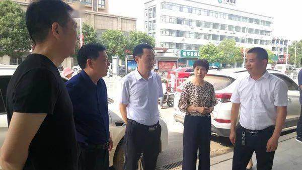 6月5日世界环境日,副县长李峰和肖家榜局长走上街头进行环保宣传活动
